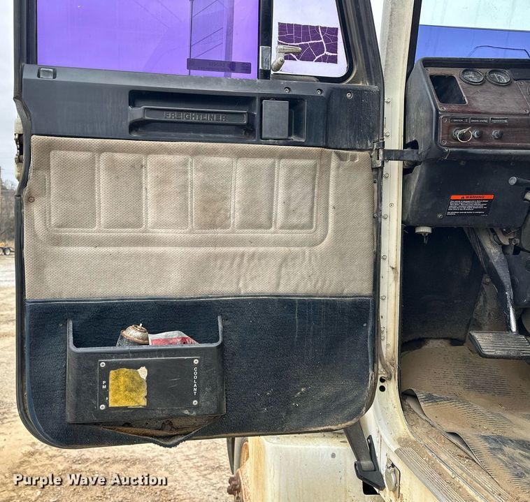 image for item EK0418 1999 Freightliner FLD semi truck