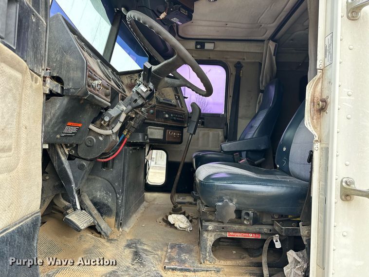 image for item EK0418 1999 Freightliner FLD semi truck