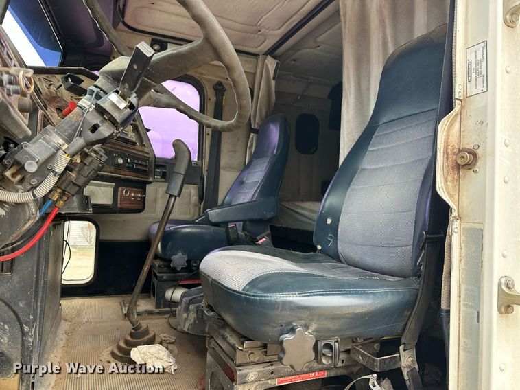 image for item EK0418 1999 Freightliner FLD semi truck