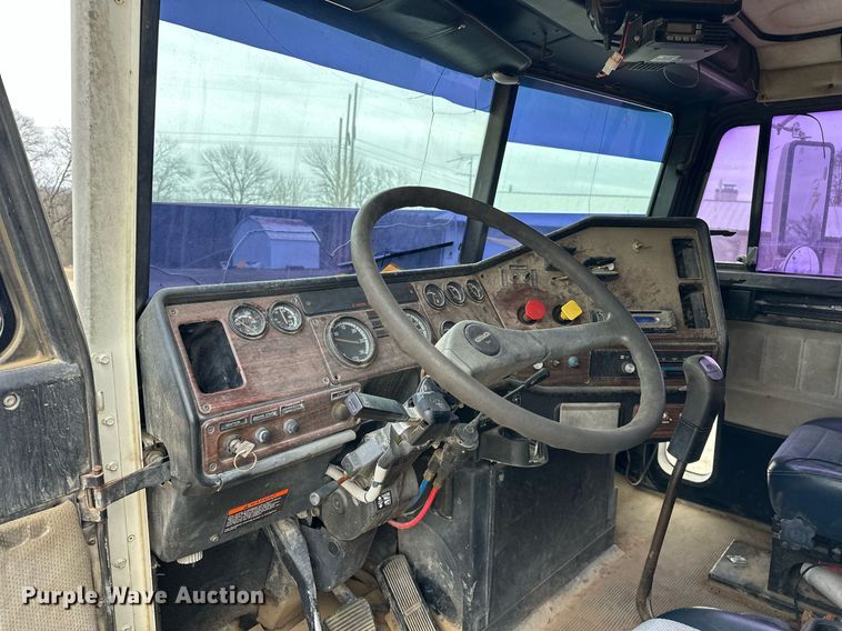 image for item EK0418 1999 Freightliner FLD semi truck