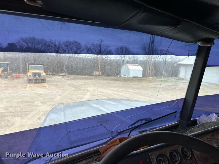 image for item EK0418 1999 Freightliner FLD semi truck