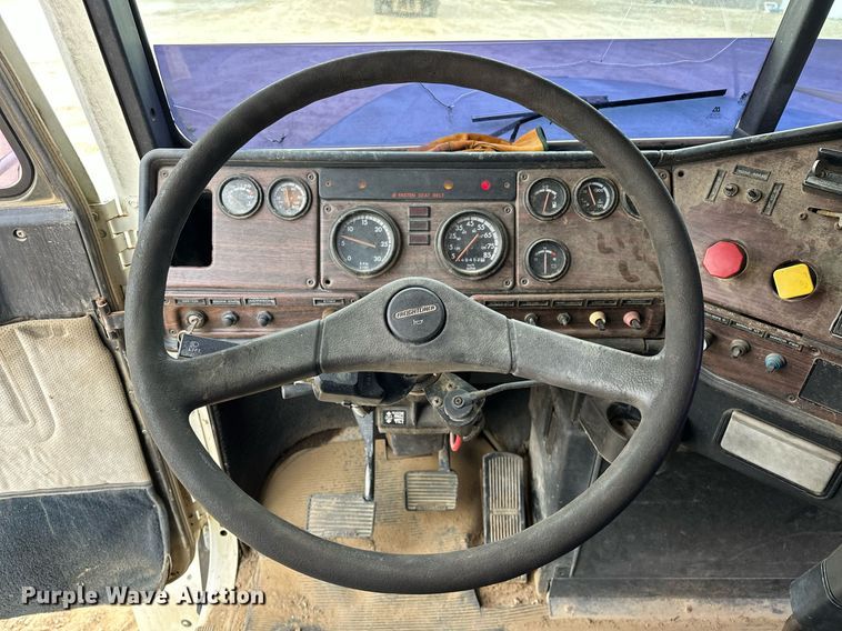 image for item EK0418 1999 Freightliner FLD semi truck