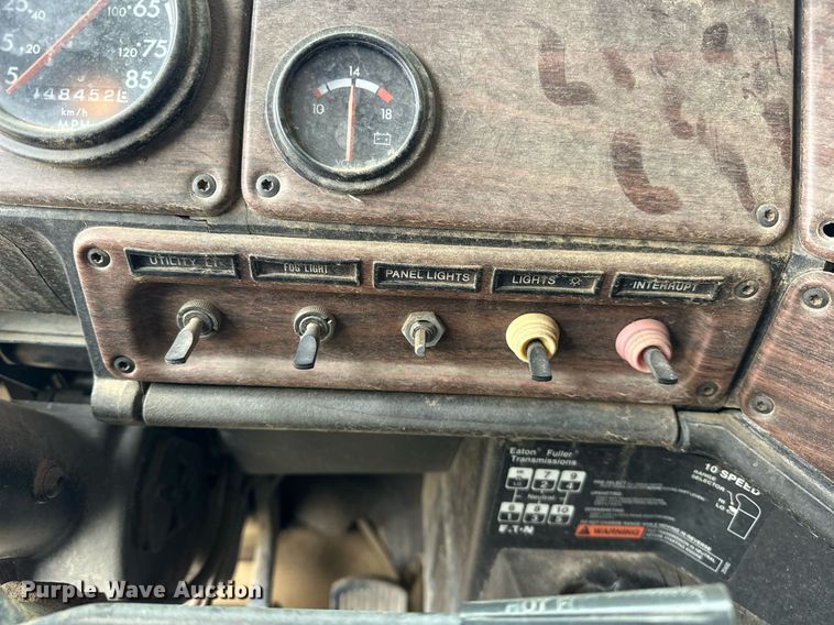 image for item EK0418 1999 Freightliner FLD semi truck