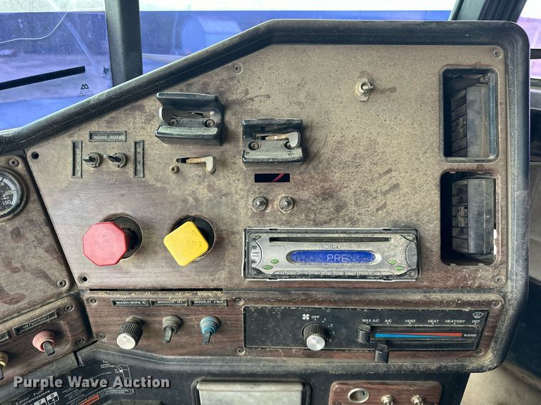 image for item EK0418 1999 Freightliner FLD semi truck