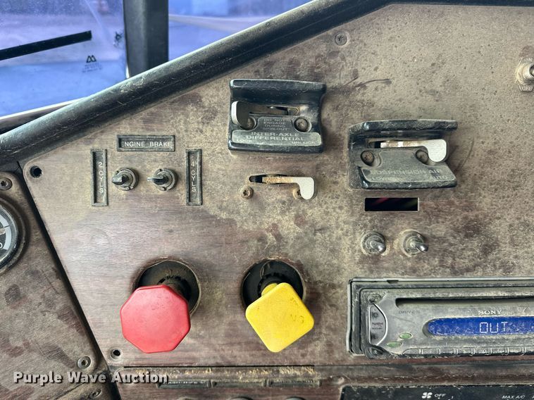 image for item EK0418 1999 Freightliner FLD semi truck