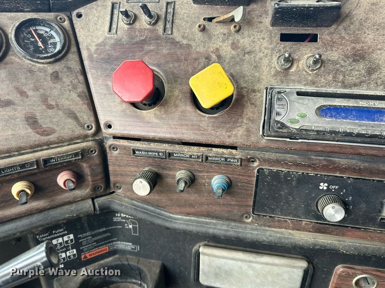 image for item EK0418 1999 Freightliner FLD semi truck