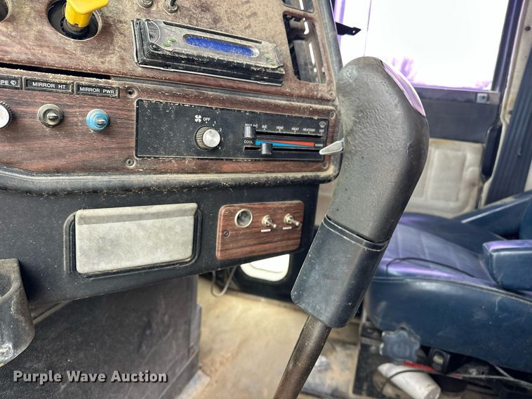 image for item EK0418 1999 Freightliner FLD semi truck