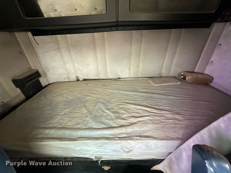 image for item EK0418 1999 Freightliner FLD semi truck