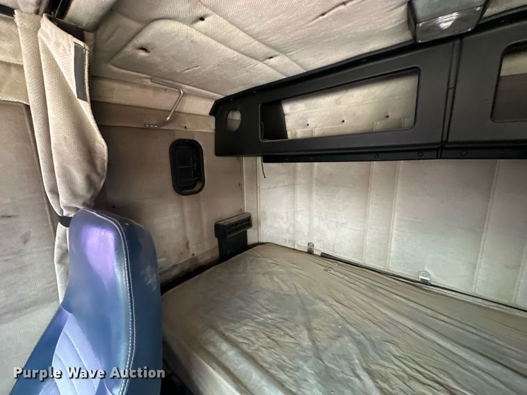 image for item EK0418 1999 Freightliner FLD semi truck