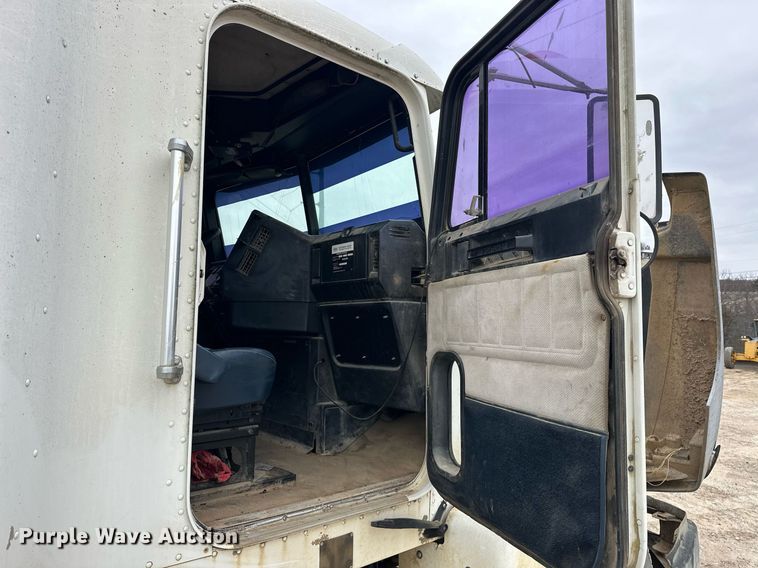 image for item EK0418 1999 Freightliner FLD semi truck