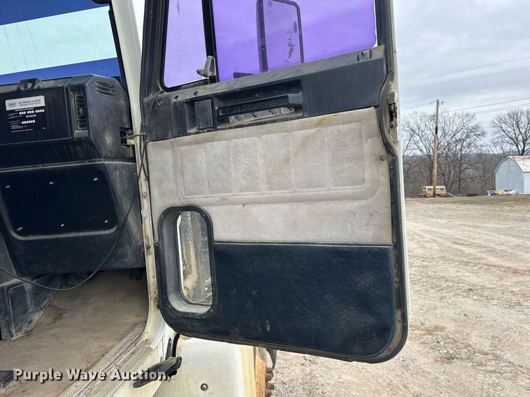 image for item EK0418 1999 Freightliner FLD semi truck