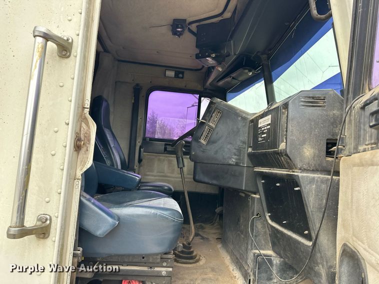 image for item EK0418 1999 Freightliner FLD semi truck