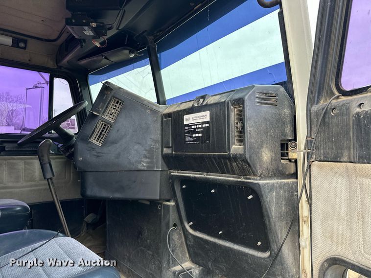 image for item EK0418 1999 Freightliner FLD semi truck