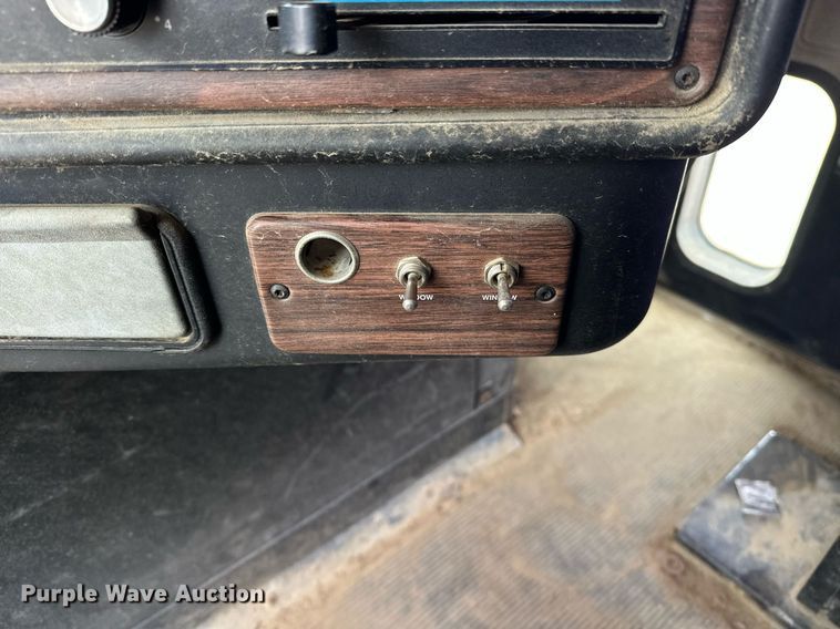 image for item EK0418 1999 Freightliner FLD semi truck