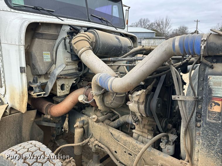 image for item EK0418 1999 Freightliner FLD semi truck