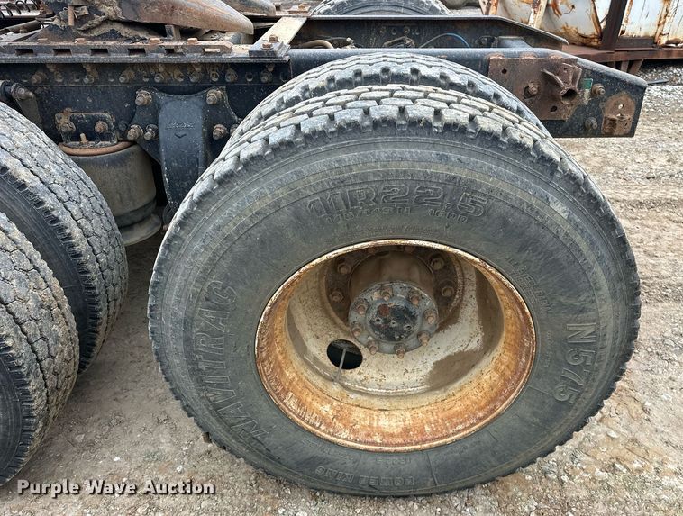 image for item EK0418 1999 Freightliner FLD semi truck