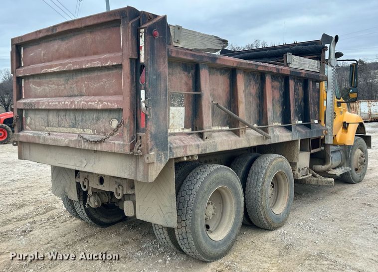 image for item EK0419 2004 International 7400 dump truck