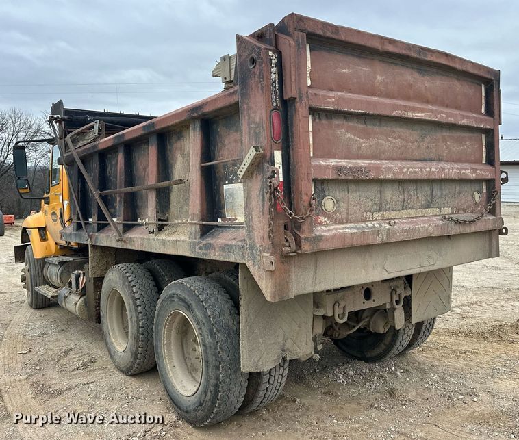 image for item EK0419 2004 International 7400 dump truck