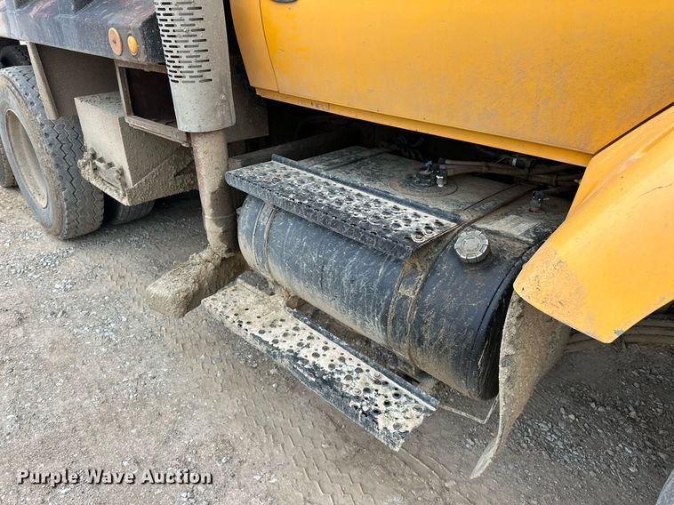 image for item EK0419 2004 International 7400 dump truck