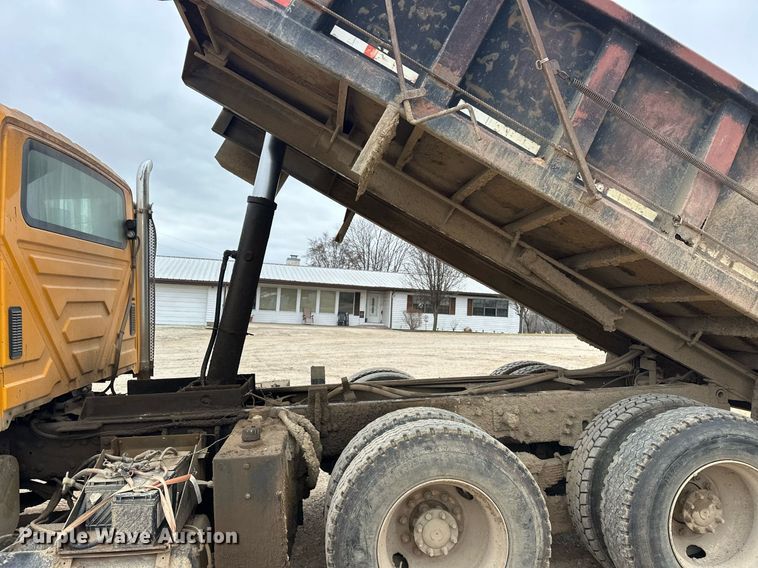 image for item EK0419 2004 International 7400 dump truck