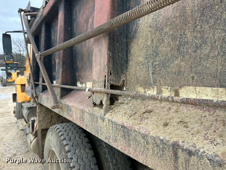 image for item EK0419 2004 International 7400 dump truck