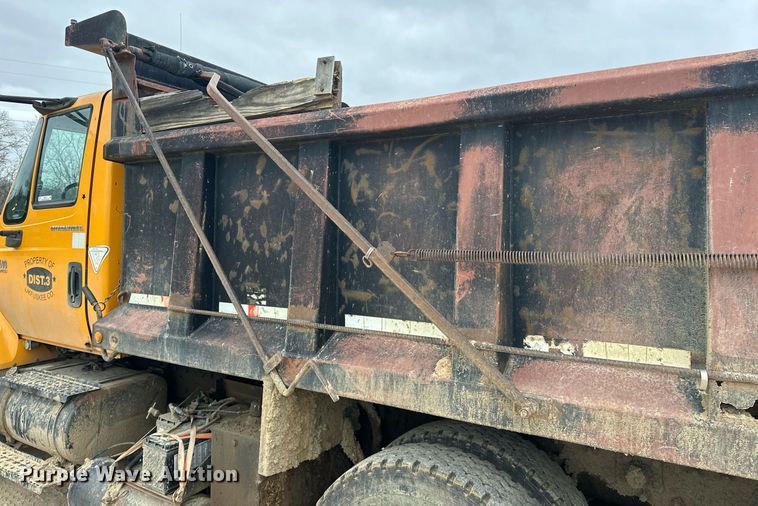 image for item EK0419 2004 International 7400 dump truck