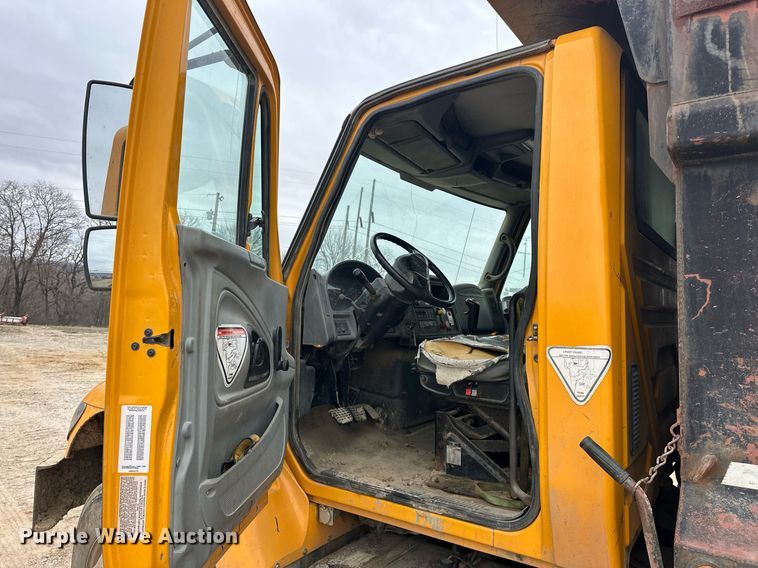 image for item EK0419 2004 International 7400 dump truck