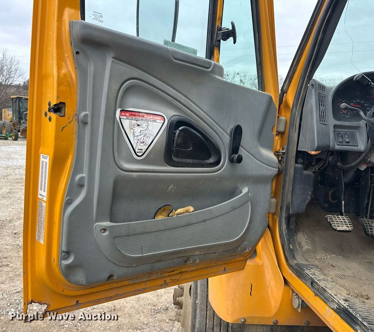 image for item EK0419 2004 International 7400 dump truck