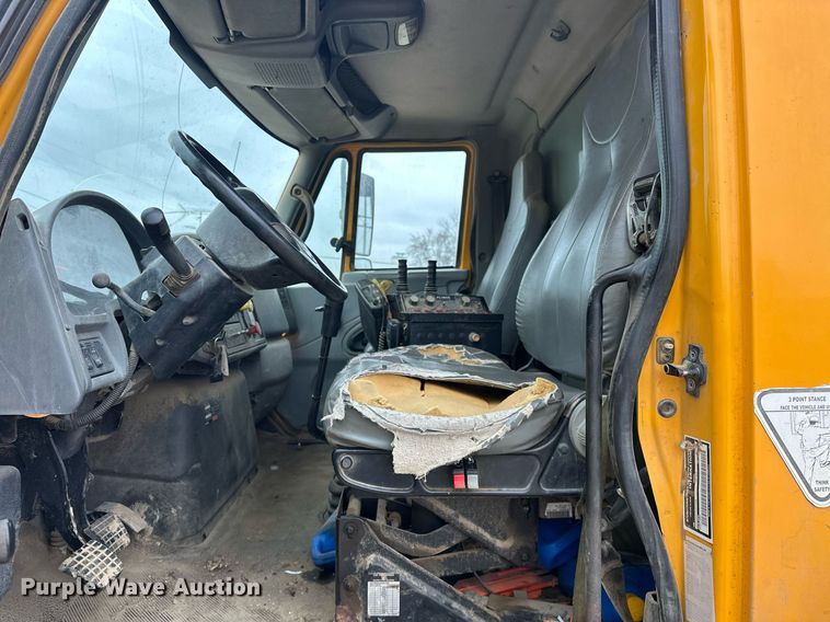 image for item EK0419 2004 International 7400 dump truck