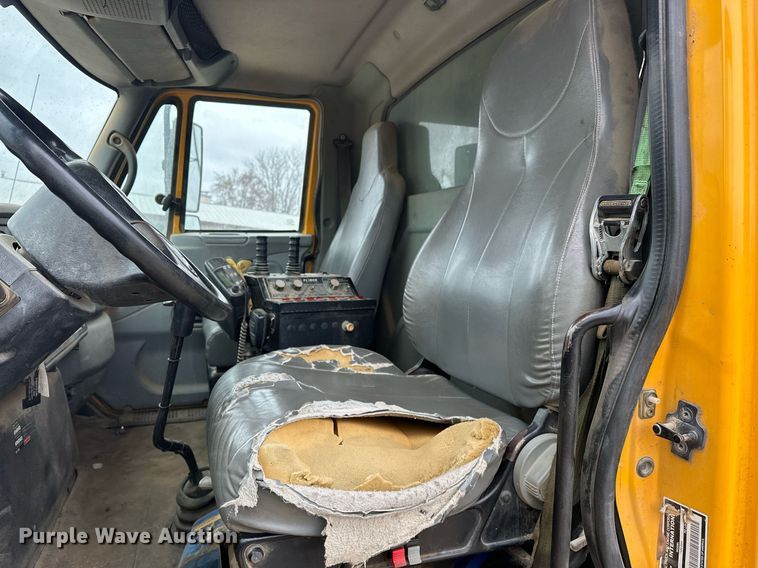 image for item EK0419 2004 International 7400 dump truck