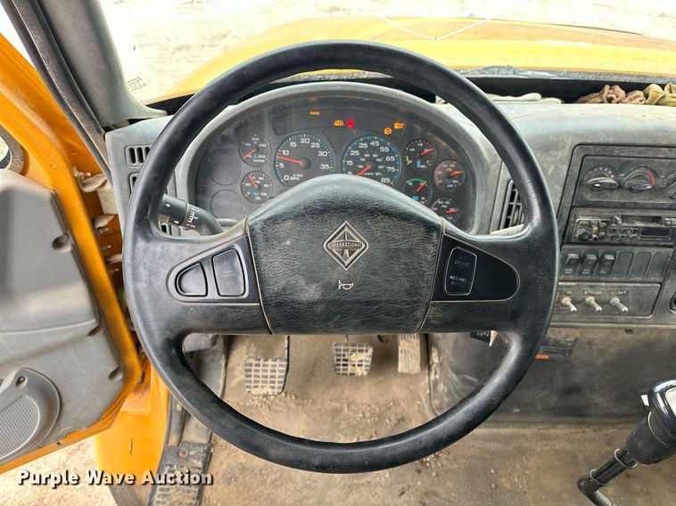 image for item EK0419 2004 International 7400 dump truck