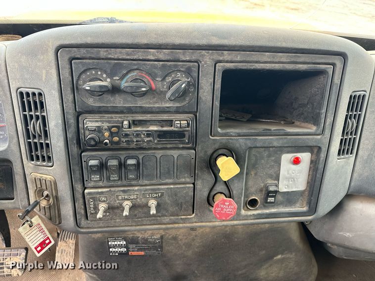 image for item EK0419 2004 International 7400 dump truck