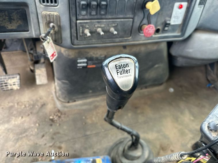 image for item EK0419 2004 International 7400 dump truck