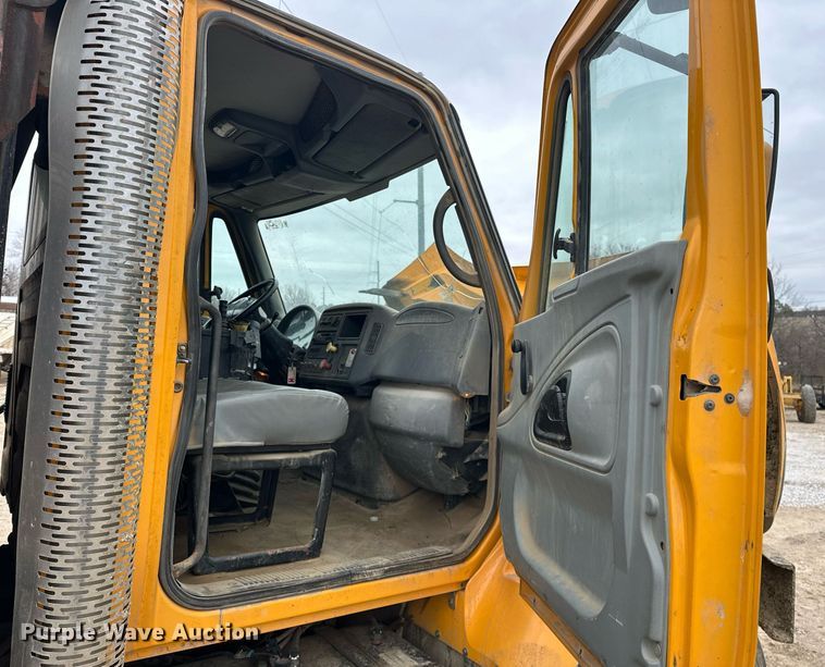 image for item EK0419 2004 International 7400 dump truck