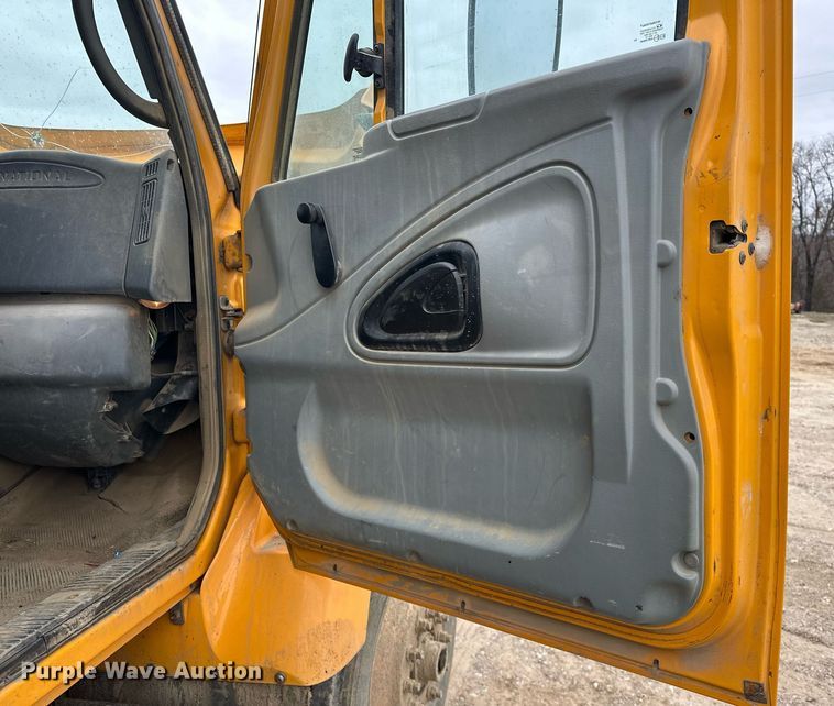 image for item EK0419 2004 International 7400 dump truck