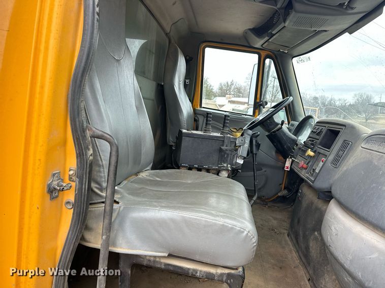 image for item EK0419 2004 International 7400 dump truck