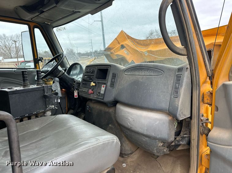 image for item EK0419 2004 International 7400 dump truck