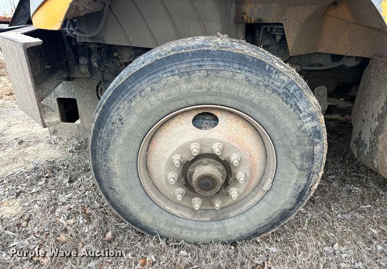 image for item EK0419 2004 International 7400 dump truck