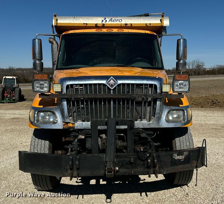 image for item EN5163 2005 International 7400 dump truck