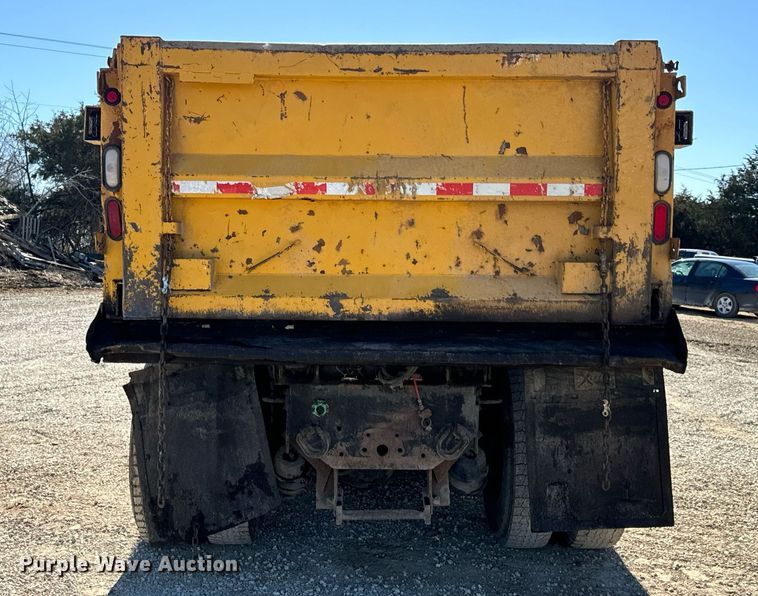 image for item EN5163 2005 International 7400 dump truck