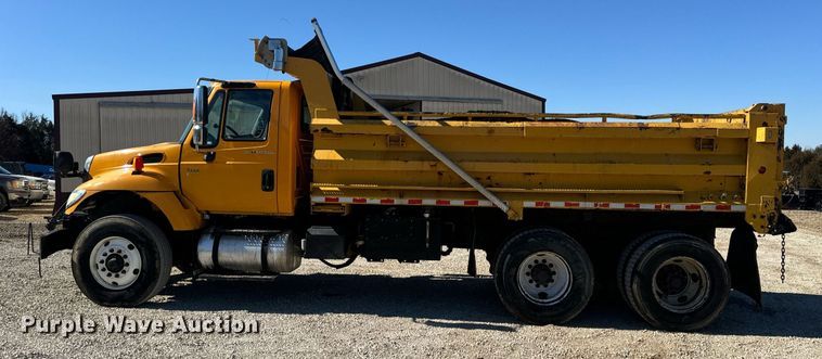 image for item EN5163 2005 International 7400 dump truck