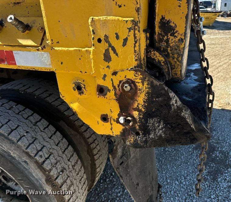 image for item EN5163 2005 International 7400 dump truck