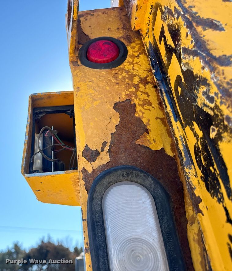 image for item EN5163 2005 International 7400 dump truck