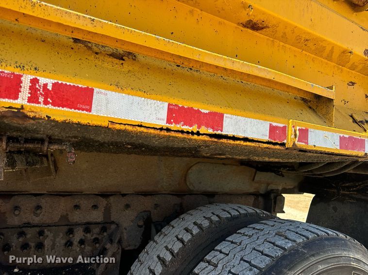 image for item EN5163 2005 International 7400 dump truck