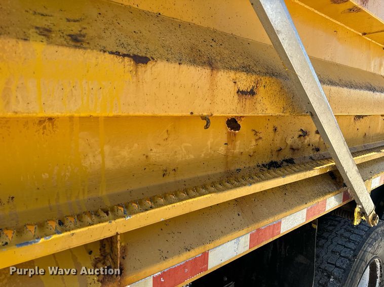 image for item EN5163 2005 International 7400 dump truck