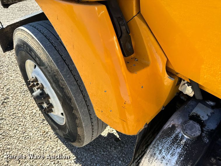 image for item EN5163 2005 International 7400 dump truck