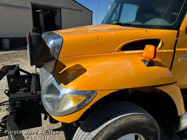 image for item EN5163 2005 International 7400 dump truck