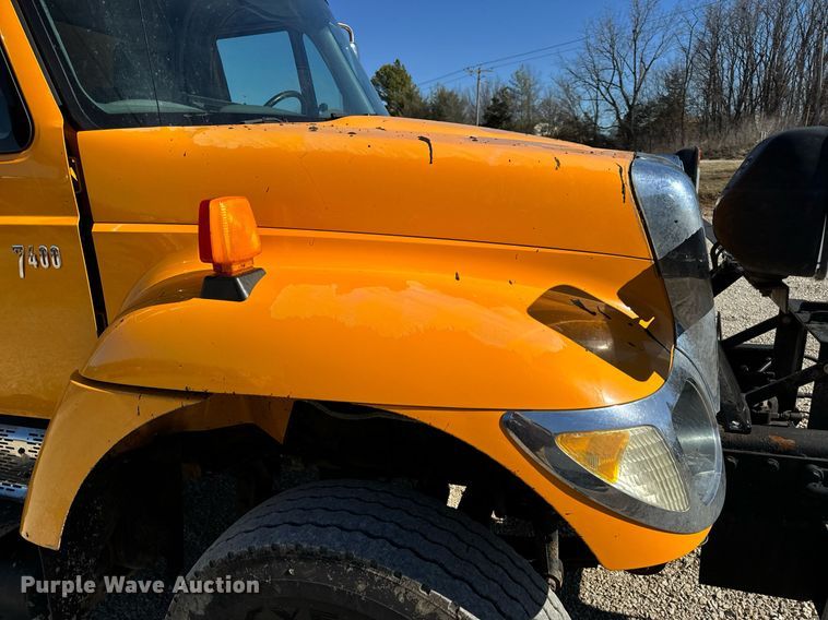 image for item EN5163 2005 International 7400 dump truck