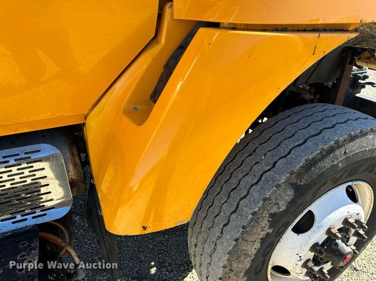 image for item EN5163 2005 International 7400 dump truck