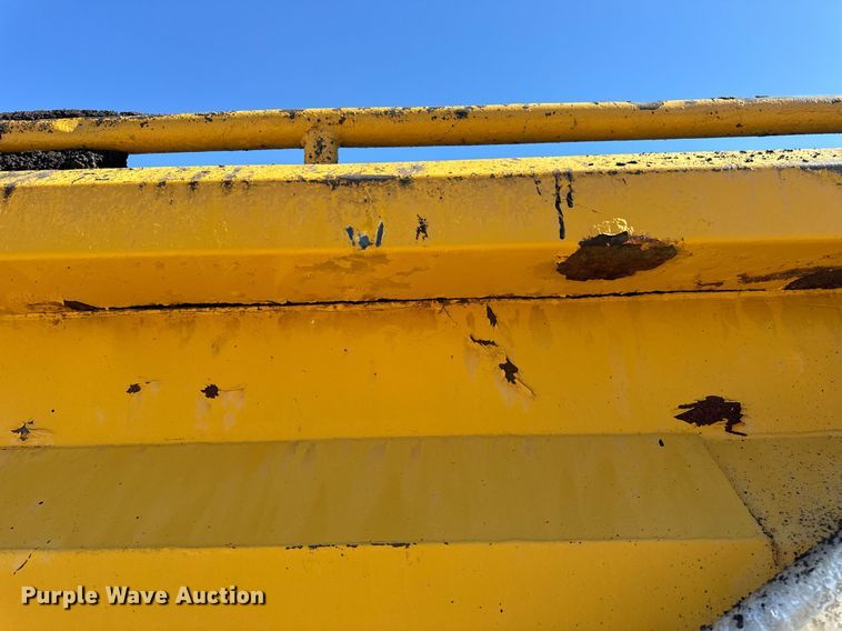 image for item EN5163 2005 International 7400 dump truck